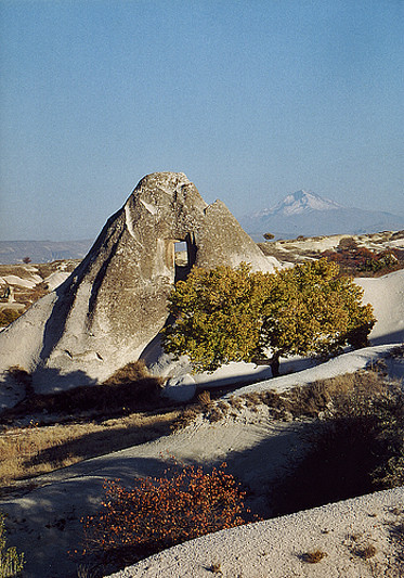 Mimétisme entre une formation de tuf volcanique et le mont Erciyes (Erciyes Dağı) - Environs de Urgüp, Turquie, 1999
