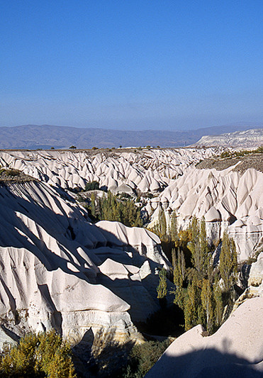 Vallée façonnée par l'érosion - Environs de Uçhisar, Cappadoce, Turquie, 1999