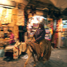 Les ânes sont encore utilisés pour livrer les plus petites ruelles des souks, Alep, Syrie, 2010
