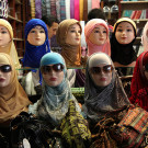 Boutique de foulards, souks de Damas, Syrie, 2010