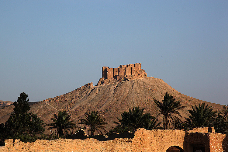 Le château arabe (Qala'at ibn Maan) qui domine le site de Palmyre, Syrie, 2010