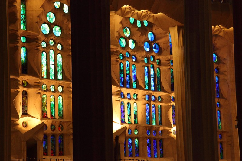 Sagrada Familia, colonnes et vitraux de la nef centrale, Barcelone - 2015