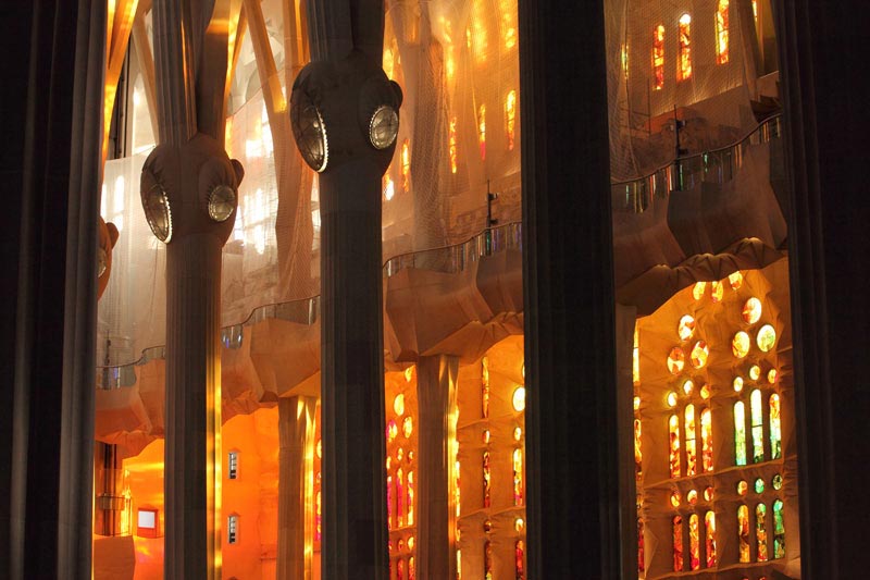 Sagrada Familia, les colonnes de la nef centrale, Barcelone - 2015