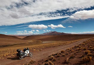 A moto sur la piste, Sud Lipez, Bolivie
