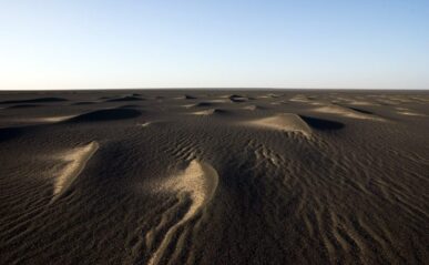 Barkanes de sable noir, volcan Namous, Libye
