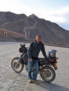 Devant la grande muraille de Chine Chris devant la grande muraille de Chine, Jiayugan, Chine - 2005