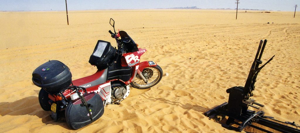 Mon 800 DR ensablé dans le désert de Nubie, Soudan - 1999