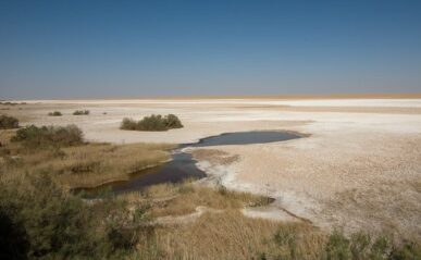Lac salé dans le désert près de Timsah, Libye