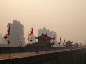 Les remparts de Xi An, Chine Carnets de voyage sur la route de la soie, les remparts de Xi An, entre passé et présent, Chine, 2005