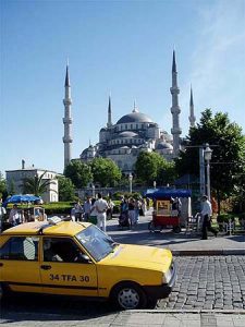 Taxis devant la mosquée bleue, Istanbul, Turquie Taxis devant la mosquée bleue, Istanbul, Turquie - 2005