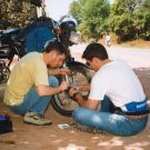 Première crevaison, à moto sur la route de Bao loc, Vietnam - 1999