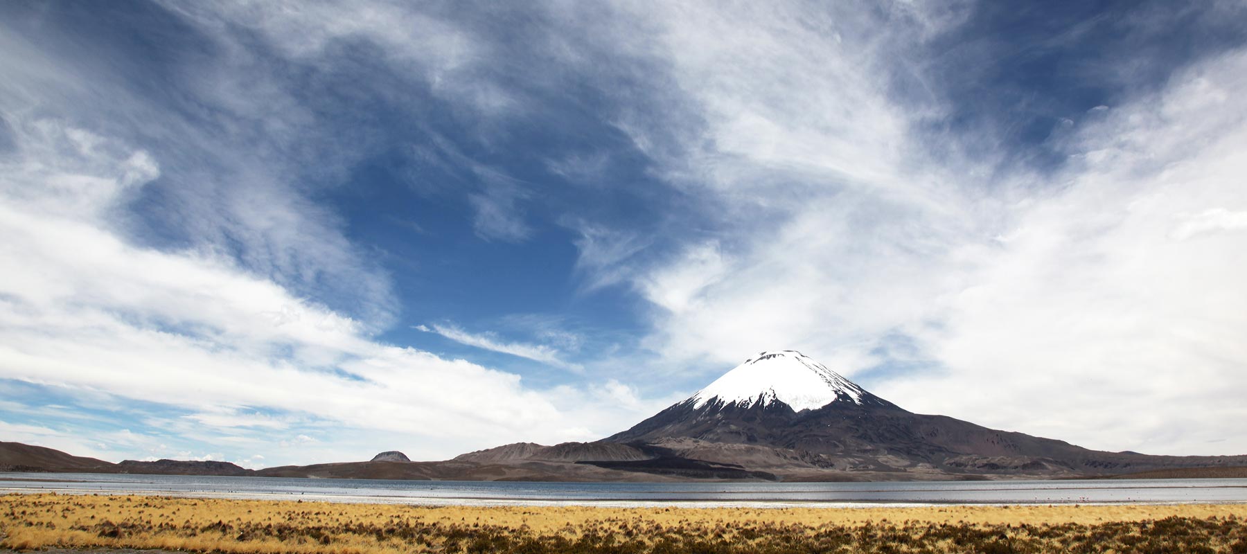 Le volcan Parinacota, frontière Chili - Bolivie.
