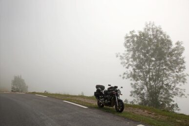 A moto dans le brouillard sur la route du col du Soulor, Pyrénées - août 2017