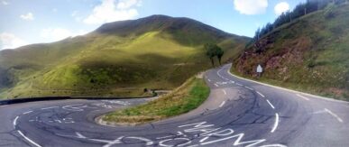 Virage en épingle sur la route du col d'Aspin, Pyrénées - 2017