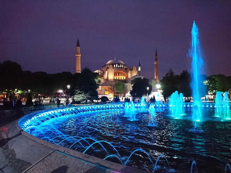 Ayasofia, joliment éclairée de nuit, vue depuis le parc de Sultanhamet, Istanbul
