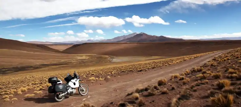 A moto sur la piste, Altiplano Bolivien