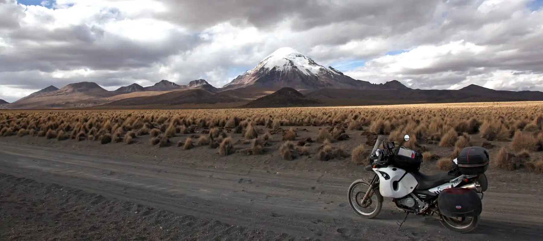 A moto sur la piste de Sajama, Bolivie