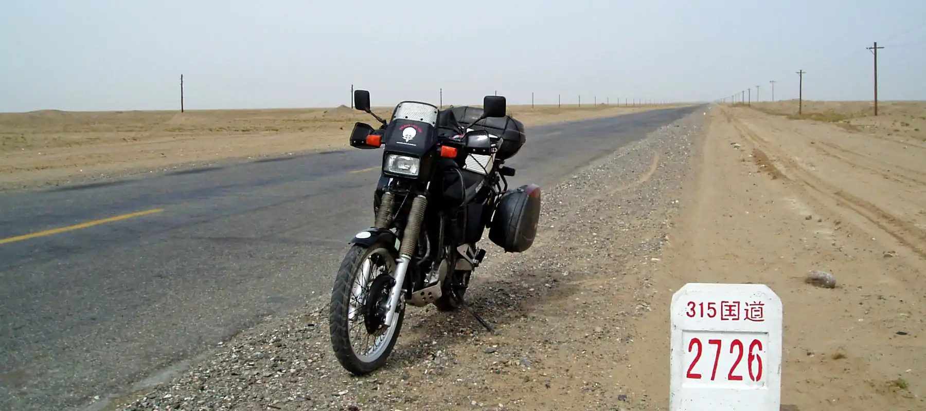 A moto sur la route entre Yarkand et Hotan, Xinjiang, Chine-2005