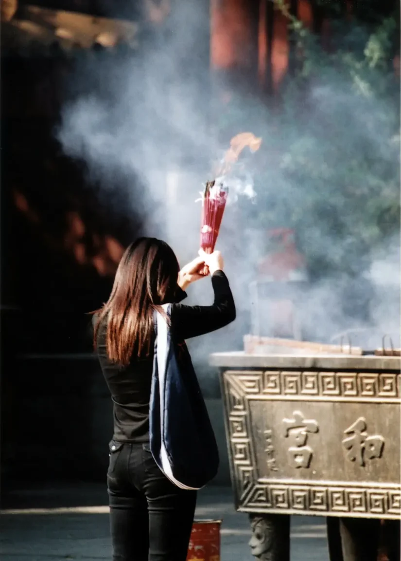 Instants de prière dans le temple du Lama, Pékin, Chine - 2005