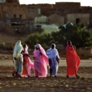 Jeunes femmes chahutant dans l'oued en fin de journée