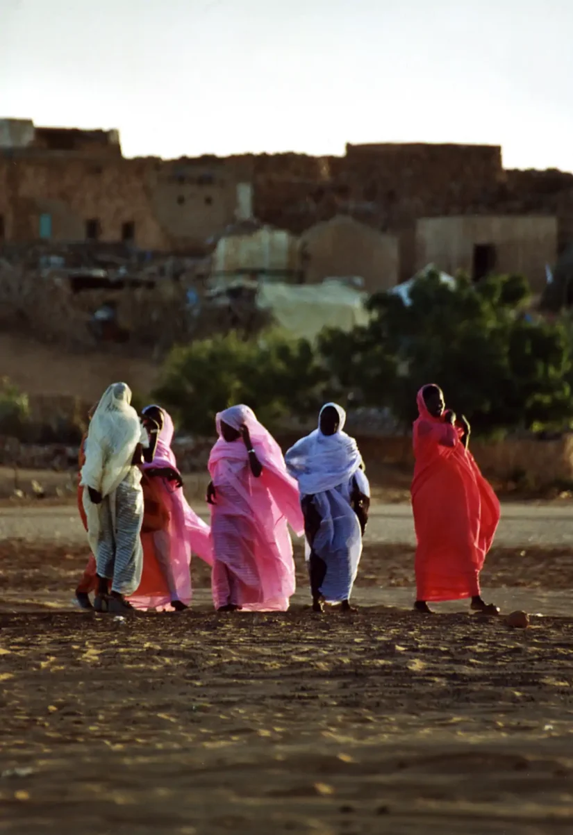 Jeunes femmes chahutant dans l'oued en fin de journée