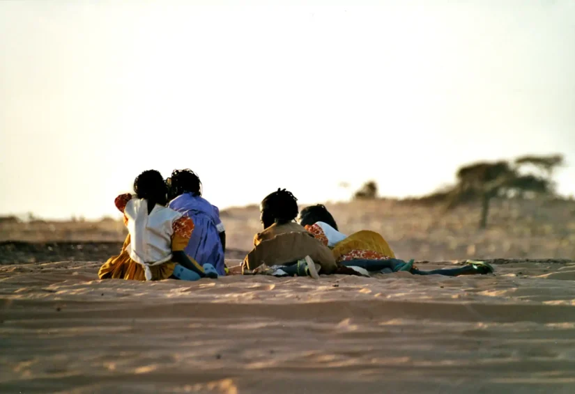 Jeux d'enfants dans l'oued