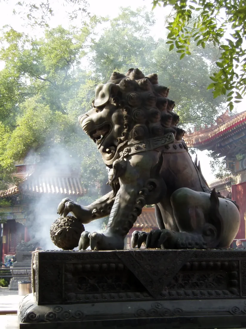 Statue de lion à l'entrée du temple du Lama, Pékin, Chine - 2005