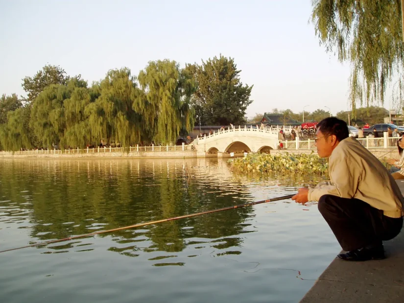Pêcheur sur les bords du lac de Quianhai, Pékin, Chine - 2005