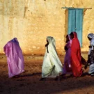 Superbes couleurs des tenues de fête des femmes dans les rues