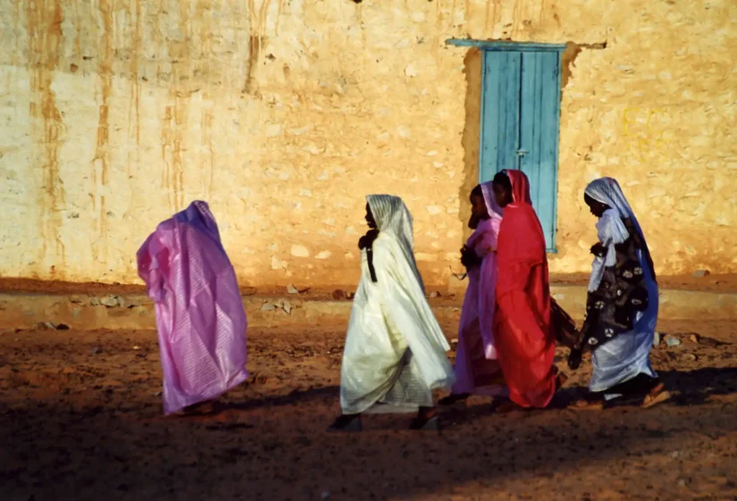 Superbes couleurs des tenues de fête des femmes dans les rues Superbes couleurs des tenues de fête des femmes dans les rues