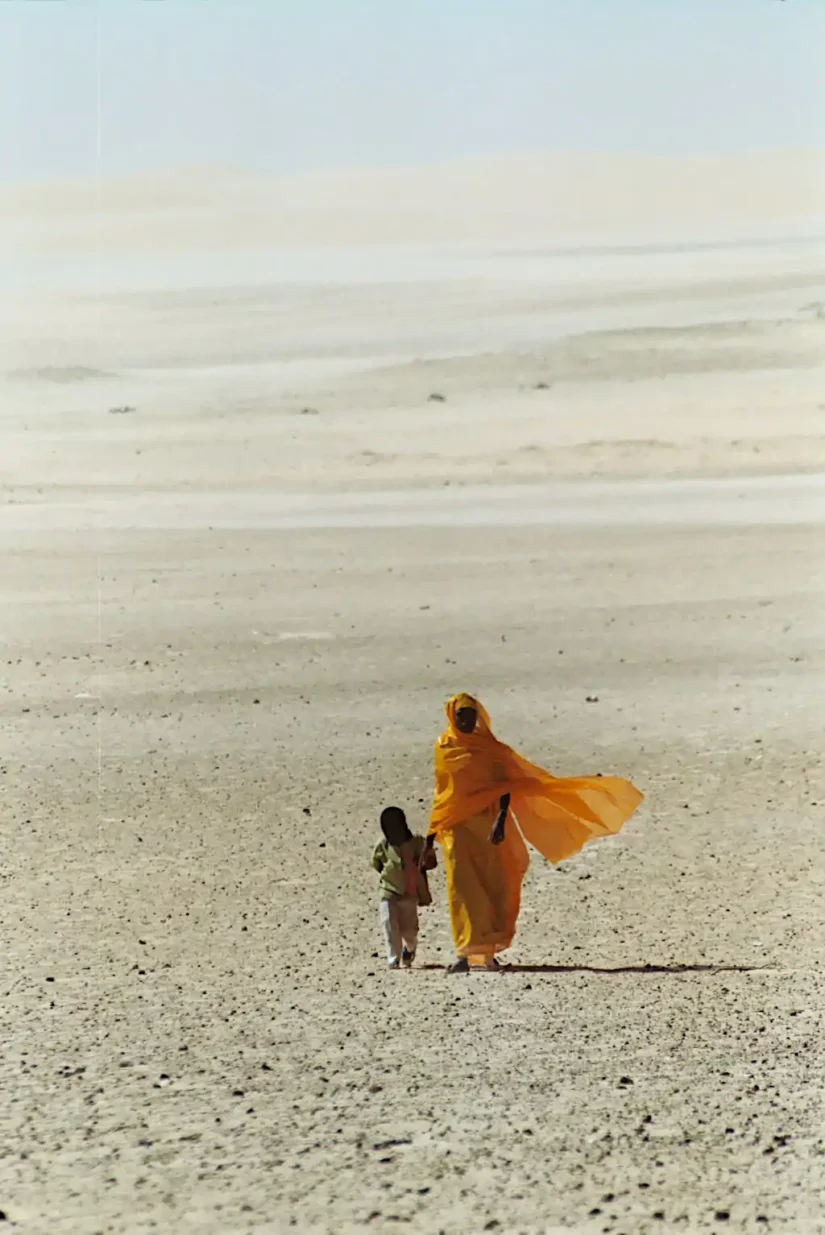 Une femme et son enfant, face à l'immensité du désert
