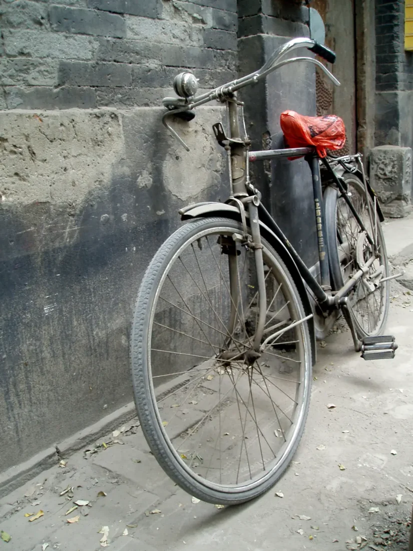 Vélo dans la rue, quartier des hutongs, Pékin, Chine - 2005